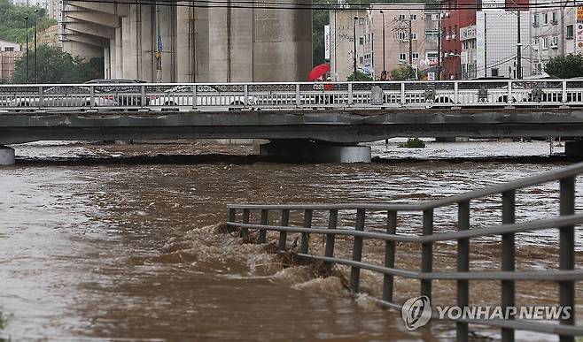 순식간에 불어난 물 (용인=연합뉴스) 홍기원 기자 = 16일 호우주의보가 발효 중인 가운데 경기도 용인시 신갈천이 불어나 있다. 2025.9.16 xanadu@yna.co.kr