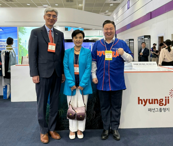 지난 달 20일 ‘프리뷰 인 서울 2025(PIS 2025)’ 행사에서 최준호 형지엘리트 형지글로벌 대표이사(사진 오른쪽)와, 강금실 전 법무부장관(가운데), 한태준 겐트대학교 글로벌캠퍼스 총장(왼쪽)이 기념 사진을 촬영하고 있다. /형지그룹 제공