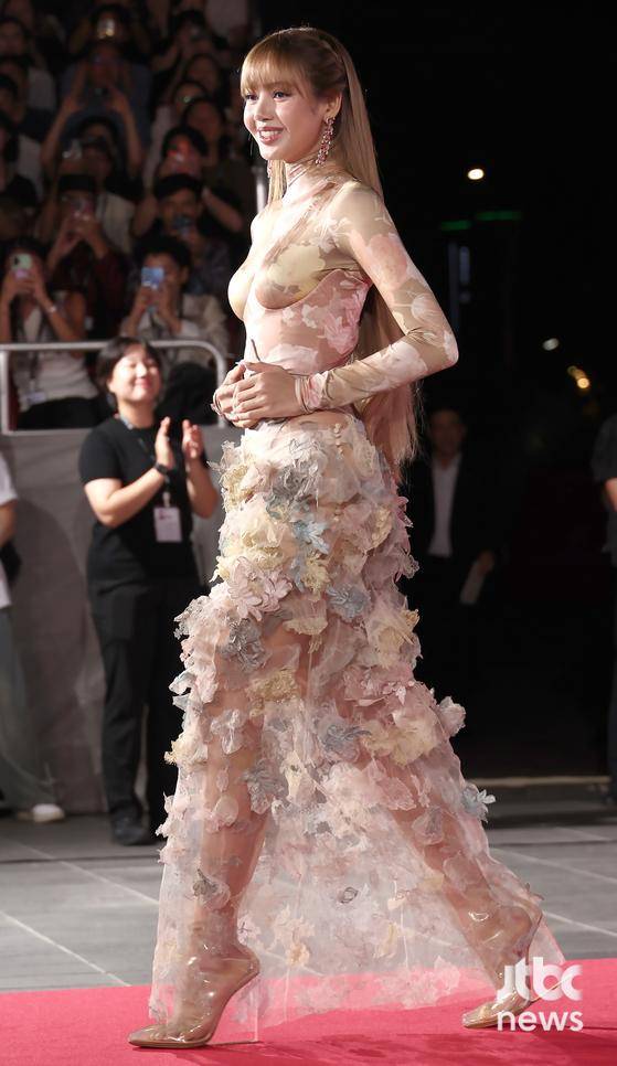 17일 오후 부산 해운대구 우동 영화의 전당에서 30회 부산국제영화제(BIFF) 개막식이 열렸다. 그룹 블랙핑크 리사가 참석해 포즈를 취하고 있다. 부산=박세완 엔터뉴스팀 기자 park.sewan@jtbc.co.kr