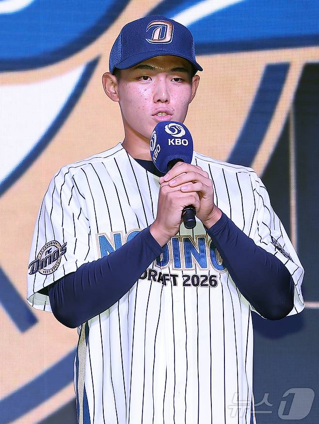 17일 오후 서울 송파구 롯데호텔 월드에서 열린 ‘2026 KBO 신인 드래프트’에서 1라운드 2순위로 NC 다이노스에 선발된 신재인이 기념 촬영을 하고 있다. 2025.9.17/뉴스1 ⓒ News1 김진환 기자