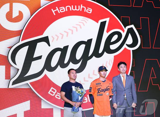 17일 오후 서울 송파구 롯데호텔 월드에서 열린 ‘2026 KBO 신인 드래프트’에서 1라운드 3순위로 한화 이글스에 선발된 오재원이 아버지와 기념 촬영을 하고 있다. 2025.9.17/뉴스1 ⓒ News1 김진환 기자