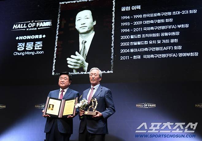 제 2회 K리그 명예의 전당 헌액식이 16일 서울 신문로 아산정책연구원에서 열렸다. 공헌자 부문에 선정된 정몽준 회장이 기념촬영을 하고 있다. 신문로=박재만 기자 pjm@sportschosun.com/2025.09.15/