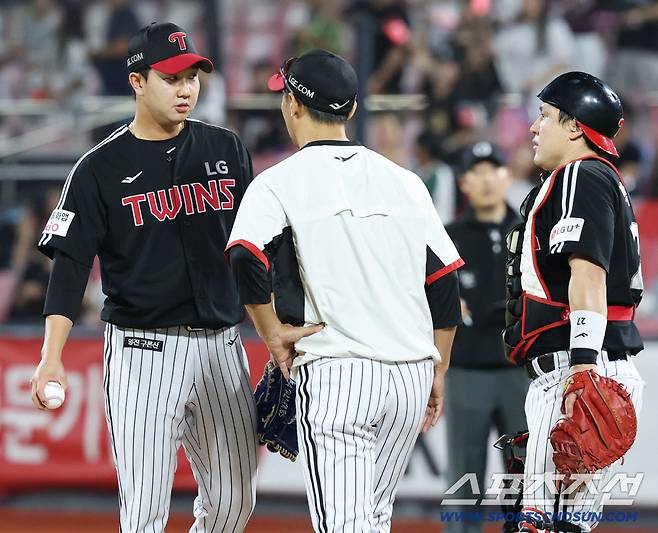 16일 수원 케이티위즈파크에서 열린 KT와 LG의 경기. 8회말 1사 만루. 밀어내기 볼넷을 허용한 LG 유영찬. 수원=송정헌 기자songs@sportschosun.com/2025.09.16/