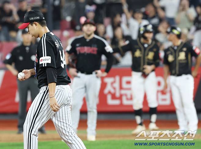 16일 수원 케이티위즈파크에서 열린 KT와 LG의 경기. 8회말 한 점차 추격을 허용하는 실점을 내준 LG 유영찬. 수원=송정헌 기자songs@sportschosun.com/2025.09.16/