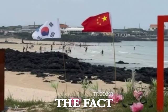 최근 제주 우도 해변에 중국 국기가 태극기와 나란히 꽂혀 있는 모습이 포착돼 논란이 됐다. / SNS갈무리