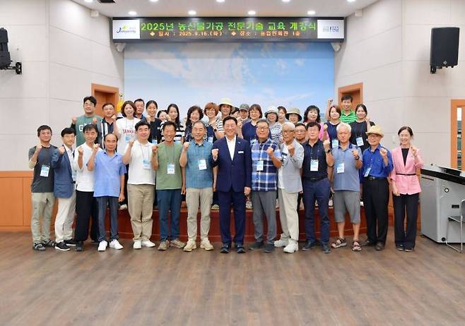 지난 16일 농업인회관에서 장성군이 '농산물 가공 전문기술교육' 개강식을 개최했다. 전남 장성군 제공