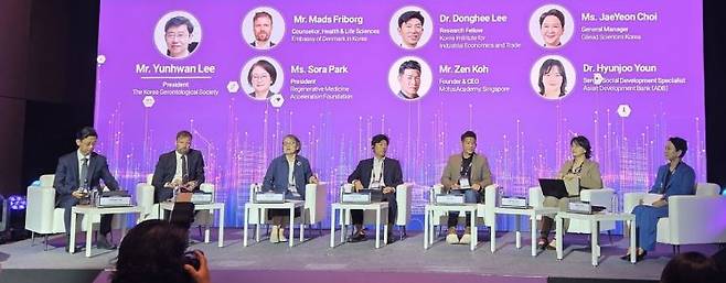 보건복지부와 세계보건기구(WHO)가 공동으로 17일 서울 중구 신라호텔에서 개최한 '세계 바이오서밋 2025' 두번째 세션 '고령화 & 의료기술'을 주제로 한 토론에서 패널들이 대화를 나누고 있다. 정동훈 기자