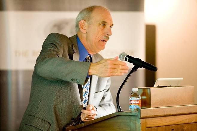 국제정치 전문가인 로버트 코헤인 미국 프린스턴대 명예교수는 본지 인터뷰에서 “지금은 국제 질서가 무너지고 미국이 보여줬던 ‘온건한 패권’도 변화하는 시기”라면서 “한국은 미국 공화당·민주당 집권을 각각 염두에 두고 대응 방안을 마련해야 한다”고 조언했다. 사진은 코헤인 교수가 2010년 미 로버트 스트라우스 국제안보법센터에서 강연하는 모습./로버트 스트라우스 국제안보법센터