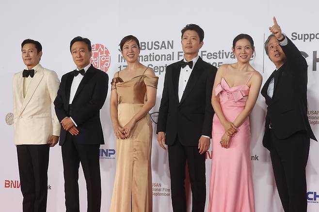 부산국제영화제 개막작 '어쩔수가없다'의 배우 이병헌(왼쪽부터), 이성민, 염혜란, 박희순, 손예진, 박찬욱 감독이 17일 부산 해운대구 우동 영화의전당에서 열린 제30회 부산국제영화제 레드카펫에서 포즈를 취하고 있다. /연합뉴스