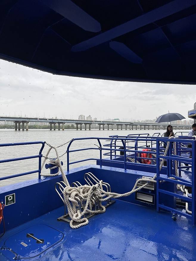 비내리는 17일 한강 버스가 여의도 선착장에 정박해 있다. 장수경 기자.