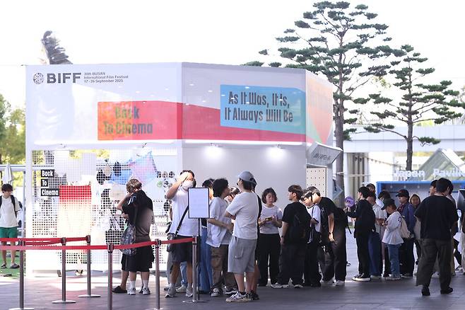 제30회 부산국제영화제 개막식을 앞둔 17일 부산 해운대구 영화의전당에서 영화팬들이 부스 체험을 위해 줄을 서 있다. 연합뉴스