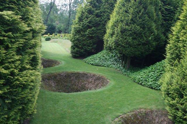 프랑스 파드칼레주 세리쿠르 정원 '전사의 정원'의 폭격 상흔 구덩이. 세리쿠르 정원 제공