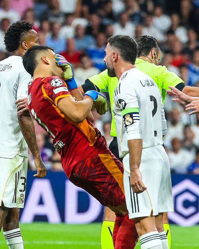 레알 수비수 카르바할(2번)이 17일 마르세유와의 2025~26 UCL 리그 페이즈 1차전 중 룰리와 신경전을 벌이다 머리로 박치기를 시도했다. 사진=블리처리포트 SNS