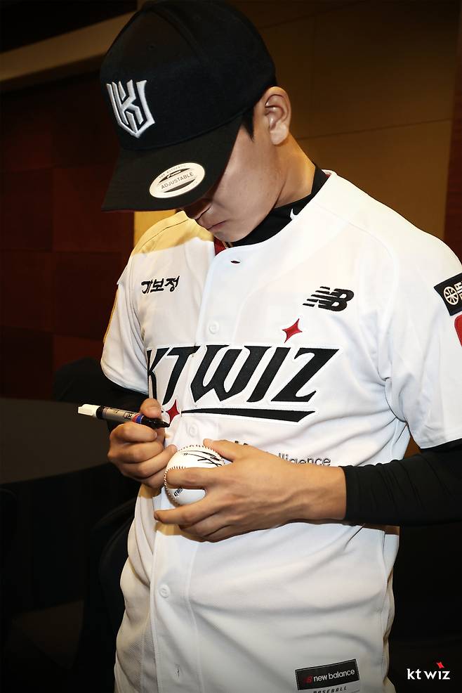 프로 지명 후 가족에게 '첫 사인볼'을 건네는 건 KT 신인 드래프트의 전통행사다. 사진은 1라운더 박지훈. KT 제공