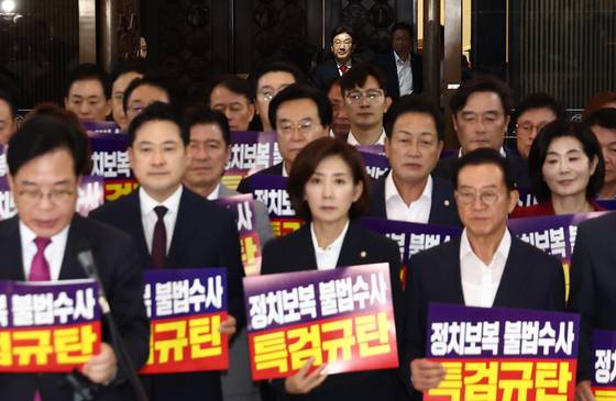 국민의힘 의원들이 지난 11일 국회 본회의 당시 권성동 의원에 대한 체포동의안 표결에 불참한 뒤 특검 수사를 규탄하고 있따. 뉴스1