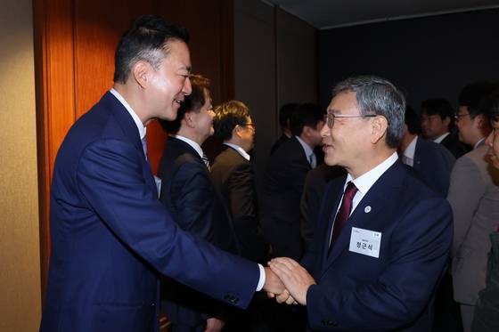 중앙일보 창간 60주년 기념식이 17일 오전 서울 소공동 롯데로텔에서 열렸다. 홍정도 부회장이 정근식 서울시교육감과 인사하고 있다. 장진영 기자