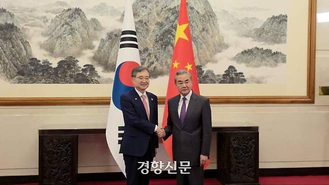 조현 외교부 장관(왼쪽)과 왕이 중국 공산당 외사판공실 주임 겸 외교부장이 17일 댜오위타이 국빈관 12호각에서 만나 인사하고 있다. 베이징특파원 공동취재단