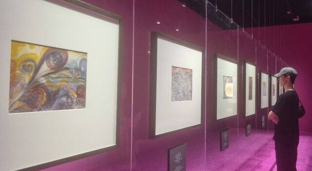 관람객이 14일 제13회 서울미디어시티비엔날레 ‘강령: 영혼의 기술’이 열리고 있는 서울 서소문 본관을 찾아 19세기 영성 화가 조지아나 하우튼의 추상화를 감상하고 있다. 이번 비엔날레에서는 “색이 주제를 드러내는 공간”이라는 기획 의도에 따라 이례적으로 전시장 전체 바닥에 색색의 고급 카펫이 깔렸다.