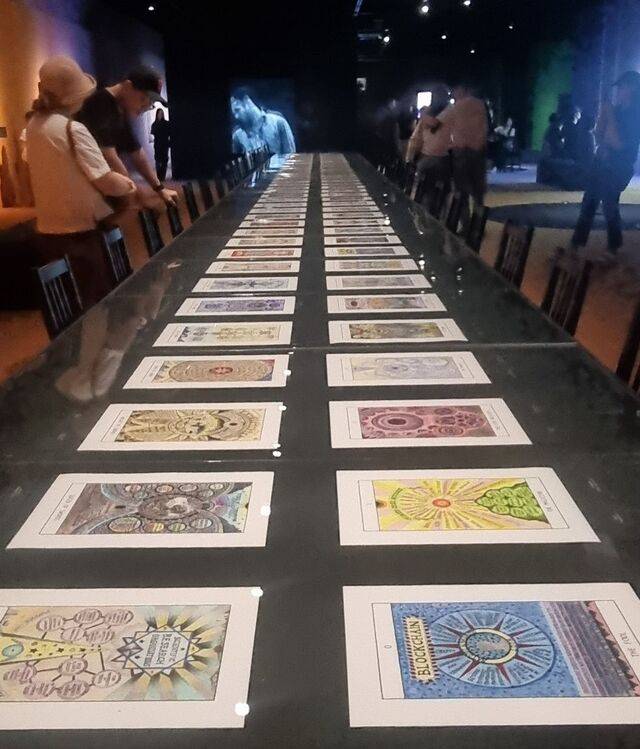 타로 형상으로 그린 수채화 78점으로 지구의 위기를 경고하는 수잔 트라이스터의 ‘헥센 5.0’.