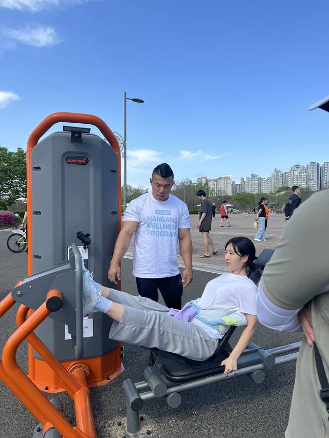 지난 14일 서울 강서구 한강헬스장강서에서 한 시민(오른쪽)이 트레이너(왼쪽)의 지도를 받으며 다리 운동을 하고 있다. 서울시청 제공