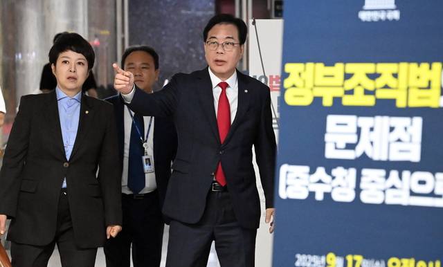 국힘‘정부조직개편 문제점’토론회 : 송언석(오른쪽) 국민의힘 원내대표가 17일 오전 국회에서 열린 정부조직법의 문제점 토론회에 참석하고 있다. 곽성호 기자