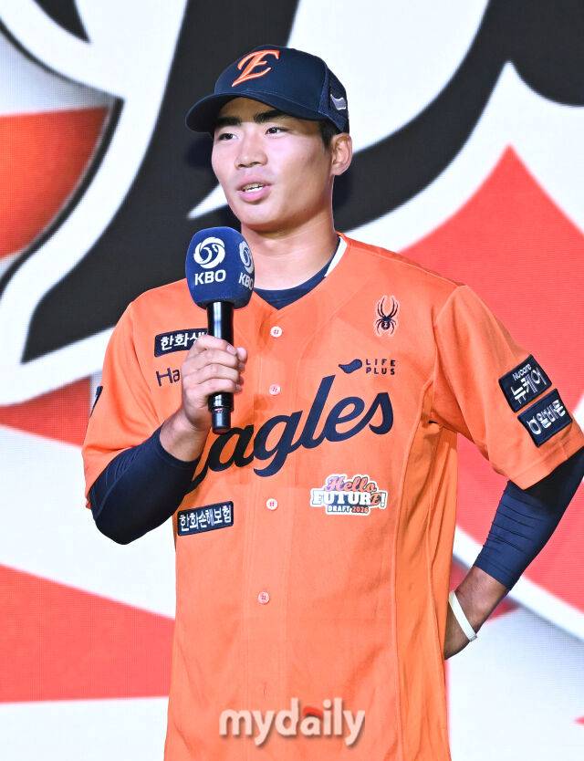 유신고 오재원이 17일 오후 서울 잠실 롯데호텔에서 진행된 '2026 KBO 신인 드래프트'에서 1라운드 3순위로 한화에 지명된 뒤 소감을 밝히고 있다. 이번 드래프트는 전면 드래프트 방식으로 총 11라운드에 걸쳐 진행되며, 총 1,261명의 대상자 중 최대 110명이 KBO 10개 구단의 새 식구로 합류하게 된다. 지명 순서는 2024시즌 최종 순위 역순에 따라 키움 히어로즈를 시작으로 NC 다이노스, 한화 이글스, 롯데 자이언츠, SSG 랜더스, KT 위즈, 두산 베어스, LG 트윈스, 삼성 라이온즈, KIA 타이거즈 순으로 진행된다./잠실=송일섭 기자 andlyu@mydaily.co.kr