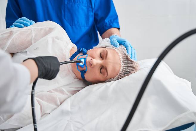 일반적으로 위내시경 검사는 만 40세 이후 2년에 한 번, 대장내시경 검사는 만 50세 이후 선별검사로 권장된다. 그러나 최근 들어 20대, 30대 젊은층의 위암, 대장암 발병률이 서서히 증가하고 있어 조기검진 필요성이 대두되고 있다.<사진출처:게티이미지뱅크>