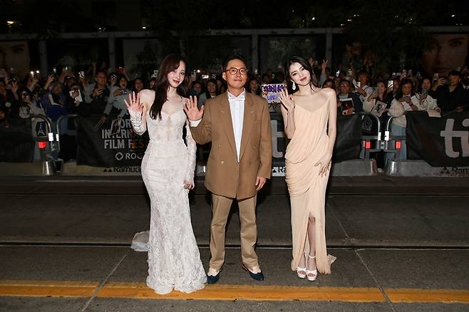 왼쪽부터 전종서, 이환 감독, 한소희 (사진=게티이미지 제공)