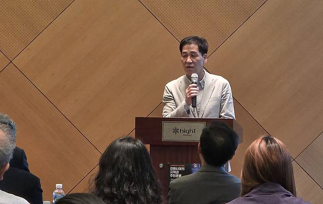 17일 강원랜드 그랜드호텔 컨벤션타워 5층 사파이어룸에서 열린 주민운동 30주년 기념 ‘전환시대의 지역과 주민운동’ 학술포럼에서 안승재 지역살리기공추위원장이 축사를 하고 있다.(사진=뉴시스) *재판매 및 DB 금지