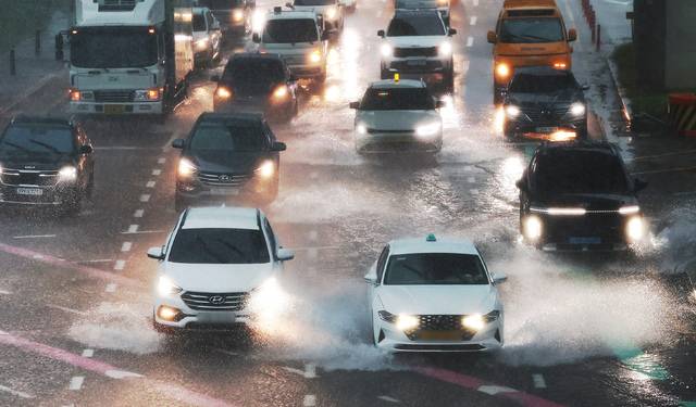 호우주의보가 발효된 16일 경기도 용인시 행정타운입구사거리에서 차량이 서행하고 있다. 연합뉴스