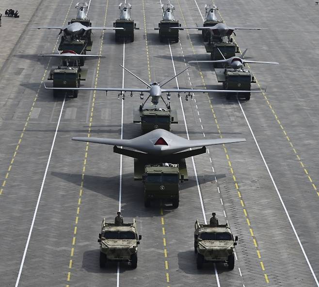 중국군 무인기 부대가 2025년 9월 3일 베이징에서 열린 열병식에 참가하고 있다. 이번 행사는 항일전쟁 및 세계 반파시스트 전쟁 승전 80주년을 기념해 열렸다. 신화 연합뉴스