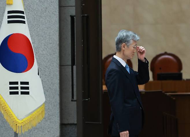 조희대 대법원장이 9월12일 서울 서초구 대법원 중앙홀에서 열린 '2025 대한민국 법원의 날 기념식'에서 시상에 앞서 안경을 고쳐 쓰고 있다. ⓒ 연합뉴스