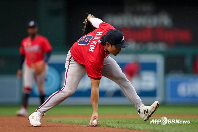 애틀랜타 김하성이 17일(한국시간) 워싱턴과 더블헤더 1차전에서 7회 맨손으로 타구를 처리하고 있다. /AFPBBNews=뉴스1