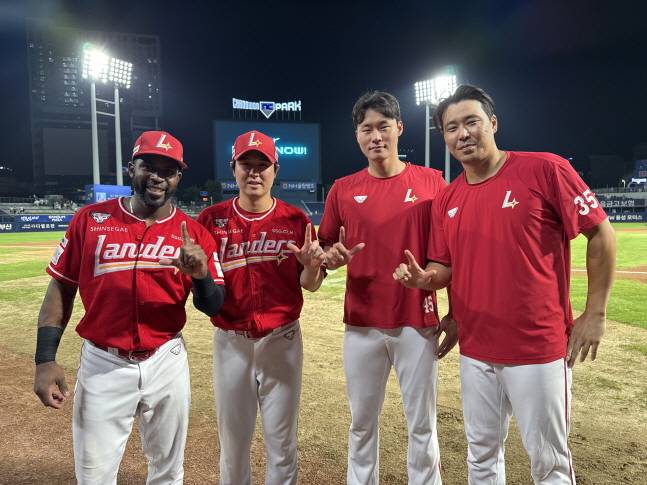 4연속 홈런 진기록을 작성한 에레디아(왼쪽부터), 최정, 류효승, 한유섬이 경기 후 기념 촬영을 하고 있다. /사진=SSG 랜더스 제공