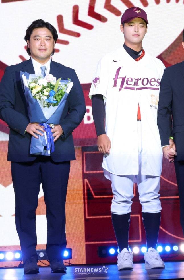 '2026 KBO 신인 드래프트'가 17일 서울 송파구 롯데호텔 월드 크리스탈볼룸에서 열렸다. 박준현이 전체 1순위로 키움에 지명된 후 아버지 박석민 전 두산 코치와 기념촬영을 하고 있다. /사진=김진경 대기자