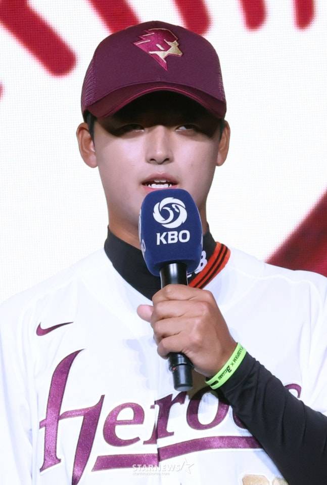 '2026 KBO 신인 드래프트'가 17일 서울 송파구 롯데호텔 월드 크리스탈볼룸에서 열렸다. 박준현(천안북일고)이 전체 1순위 지명된 후 소감을 밝히고 있다. /사진=김진경 대기자