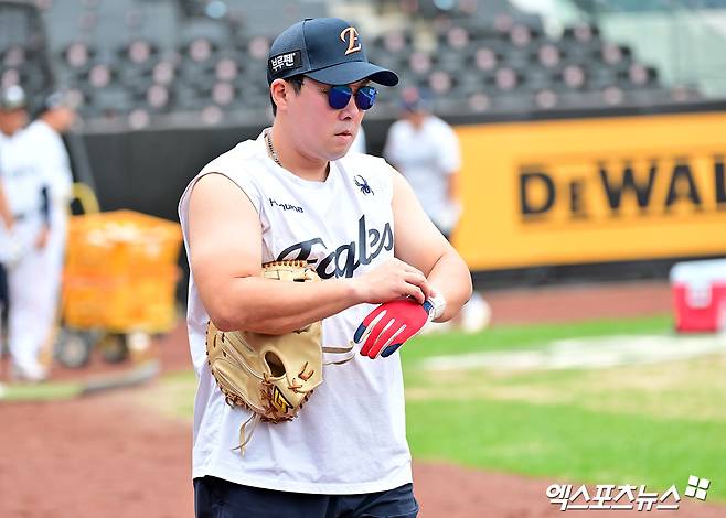 15일 오후 대전 한화생명 볼파크에서 열리는 '2025 신한 SOL Bank KBO리그' 키움 히어로즈와 한화 이글스의 경기, 한화 안치홍이 훈련에 임하고 있다. 엑스포츠뉴스 DB