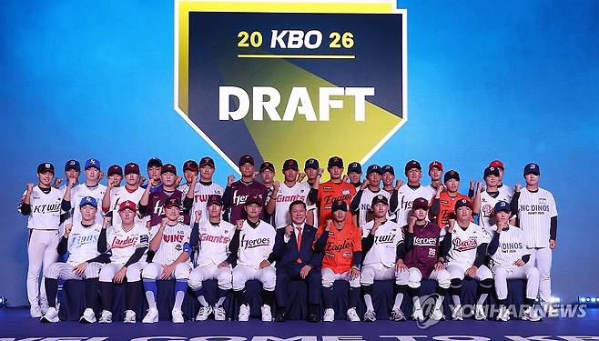 2026 KBO 신인 드래프트 (서울=연합뉴스) 서명곤 기자 = 17일 서울 송파구 롯데호텔 월드에서 열린 2026 KBO 신인 드래프트에서 지명된 선수들이 기념 촬영하고 있다. 2025.9.17 seephoto@yna.co.kr