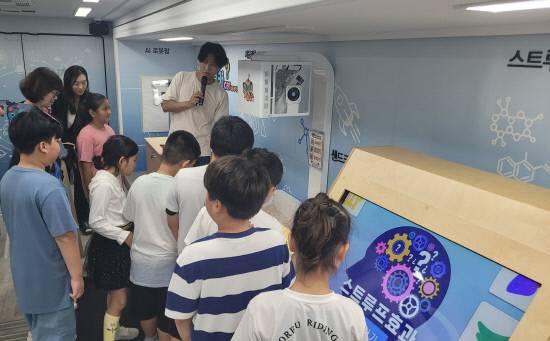 경남교육청 과학교육원은 찾아가는 이동과학관 '알아보카'를 12월까지 운영한다. 사진은 지난 16일 밀양 산내초등학교 학생들의 체험 모습.