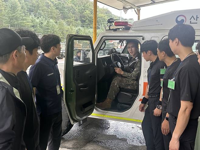 ▲ 육군종합군수학교 예하 2수송교육연대(이하 2수송교육연대)는 15일부터 18일까지 3회에 걸쳐, 산림청 소속 '다목적 산불 진화 차량' 자체 운전 교관 (23명) 양성을 위한 위탁교육을 진행했다. 2수송교육연대.