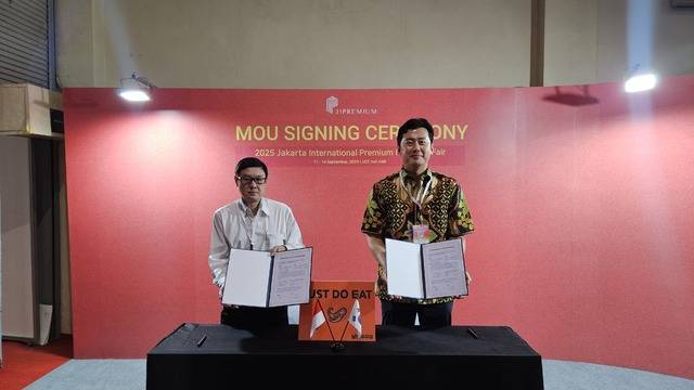 '2025 자카르타 국제 프리미엄 소비재전'에서 경북 구미에 본사를 둔 '낭만연구소'(오른쪽)가 현지 유통업체 L사와 현지 유통을 위한 업무협약을 맺었다. 무역협회 대경지역본부 제공