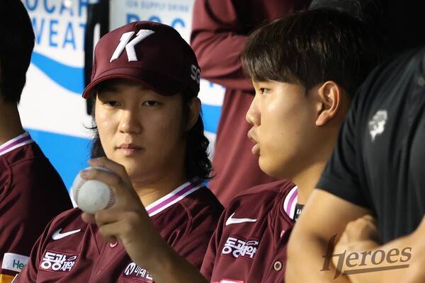 18일 엔트리 등록된 날 더그아웃에서 후배들과 대화하고 있는 안우진. (사진=키움 히어로즈)