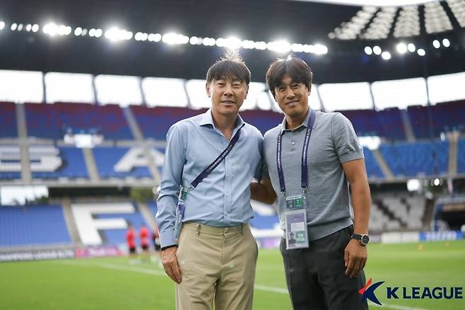 울산 HD 신태용 감독(왼쪽)과 청두 룽청 서정원 감독