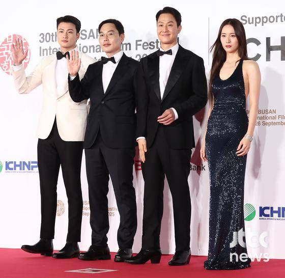 17일 오후 부산 해운대구 우동 영화의 전당에서 30회 부산국제영화제(BIFF) 개막식이 열렸다. 오성호 감독, 배우 신승호, 정우, 정수정이 포즈를 취하고 있다. 부산=박세완 엔터뉴스팀 기자 park.sewan@jtbc.co.kr