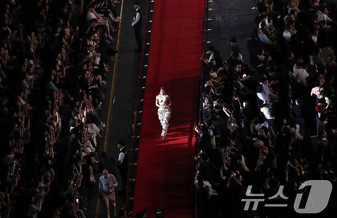 블랙핑크 리사가 17일 오후 부산 해운대구 영화의전당에서 열린 제30회 부산국제영화제(BIFF) 개막식에 참석해 레드카펫을 밟으며 입장하고 있다. ⓒ News1 윤일지 기자