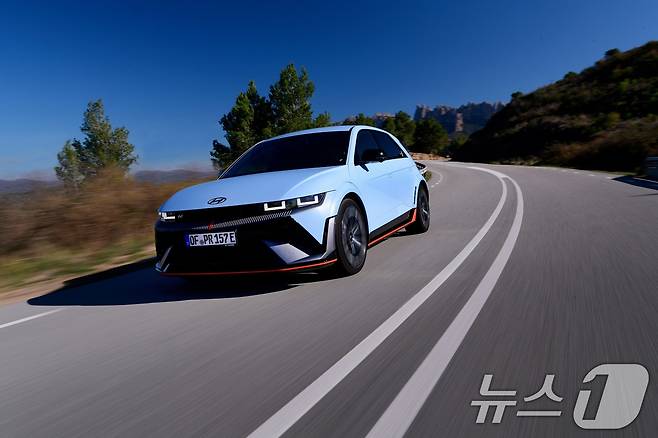 현대차는 고성능 전기차 '아이오닉 5 N '이 25일(현지시간) 영국 자동차 전문지 '오토카'가 주관하는 '2025 오토카 어워즈'에서 '파이브스타 카' 부문에 선정됐다고 밝혔다. 사진은 현대차 아이오닉 5 N 모습. (현대차 제공. 재판매 및 DB 금지) 2025.6.25/뉴스1