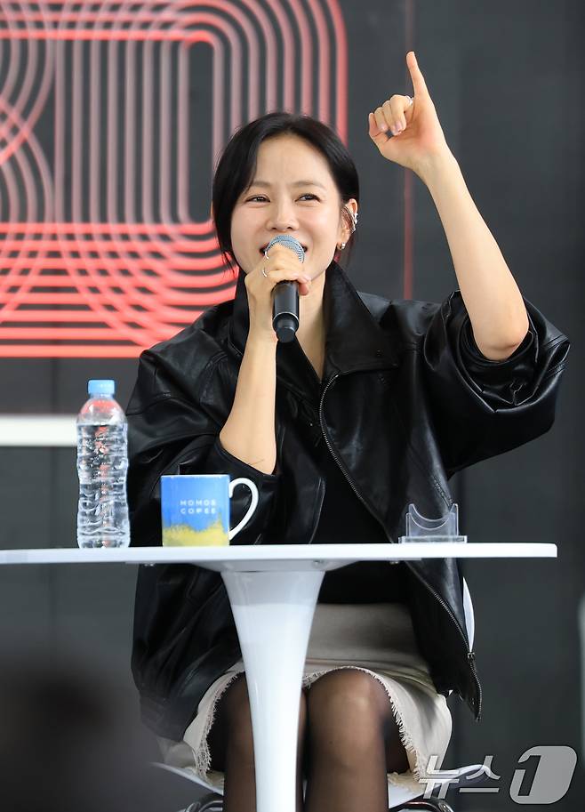 배우 손예진이 18일 서울 부산 해운대구 영화의 전당에서 열린 제30회 부산국제영화제(BIFF) 개막작 '어쩔수가없다‘ 오픈토크 행사에 참석해 영화 홍보를 하고 있다. 2025.9.18/뉴스1 ⓒ News1 권현진 기자