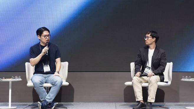 최성환 SK네트웍스 사업총괄 사장(사진 왼쪽)과 업스테이지 김성훈 대표가 ‘소버린 AI의 미래’를 주제로 대담을 진행하고 있다. SK네트웍스 제공