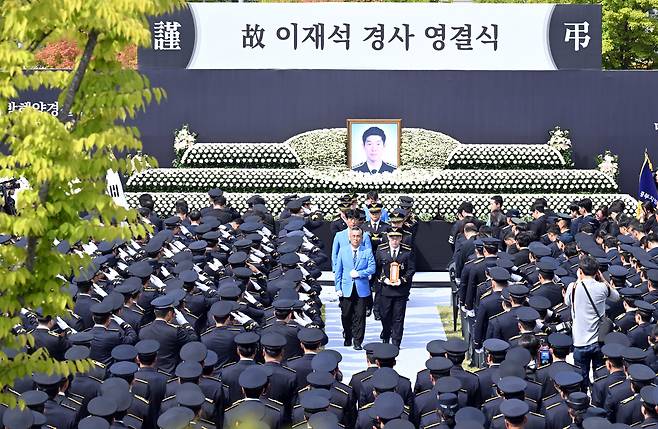 15일 인천 서구 인천해양경찰서에서 영흥15일 인천 서구 인천해양경찰서에서 영흥도 갯벌에 고립된 70대 중국인을 구조하다 숨진 故 이재석 경사의 영결식이 엄수되고 있다. / 뉴스1