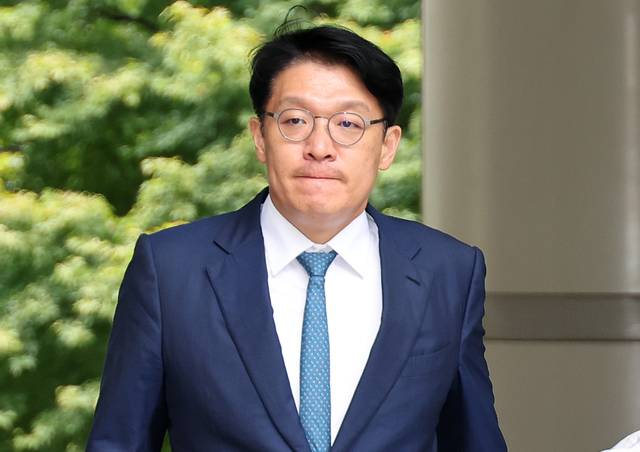 재임 시절의 윤석열 대통령 부인 김건희 여사에게 현직 검사로서 고가의 그림을 건네고 국민의힘 국회의원 공천을 청탁한 의혹을 받는 김상민 전 부장검사가 9월 17일 서울 서초구 서울중앙지법에서 열린 구속 전 피의자 심문(영장실질심사)에 출석하고 있다.<연합뉴스 사진>